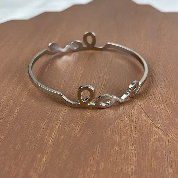 💕 NWOT Silver Tone LOVE Cursive Bangle Bracelet Size OS One Size - Picture 5 of 16